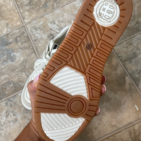 Sneakers - Picture 3 of 4